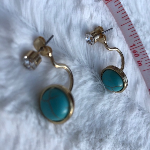 Unique shape earrings with classic style. - Picture 5 of 8